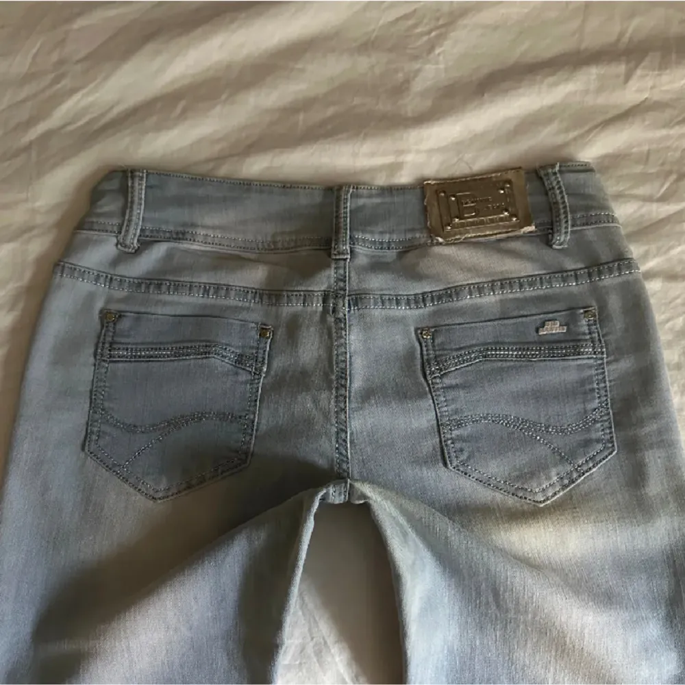 säljer dessa så snygga lågmidjade jeans som jag köpte på plick men som tyvärr inte passade mig❤️ hon på bilden är 165. Jeans & Byxor.