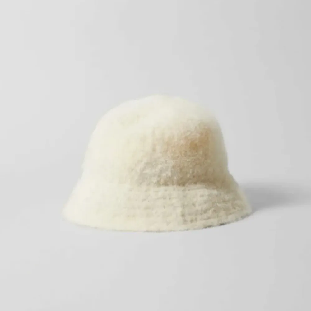 Fluffig hatt från Weekday som är helt ny med prislapp kvar. Köptes för 300 kr. Accessoarer.