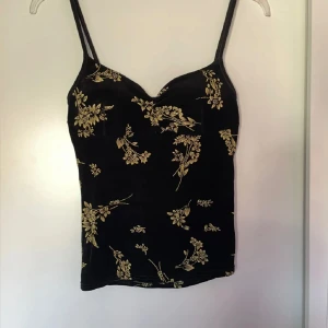 Fest topp - Festlig topp/linne. Inte min bild, köpt på plick men säljer pga av att jag aldrig använder