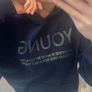 Gina Young hoodie - Marinblå hoodie från Gina Young där jag har tagit ut snörena🩷Super skön och i bra skick. Nypris 299kr och är slutsåld online❣️ 