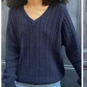 Stickad tröja  - slutsåld på hemsidan, mycket fint skick ⭐️ onesize men sitter som en S 