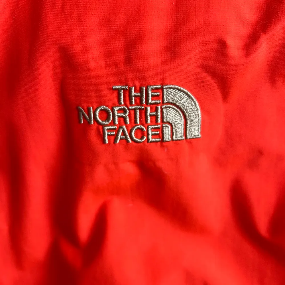 Säljer denna North face jackan som har en unik orange färg med guldiga detaljer, storlek M, pris går att diskutera vid en snabb affär. Jackor.