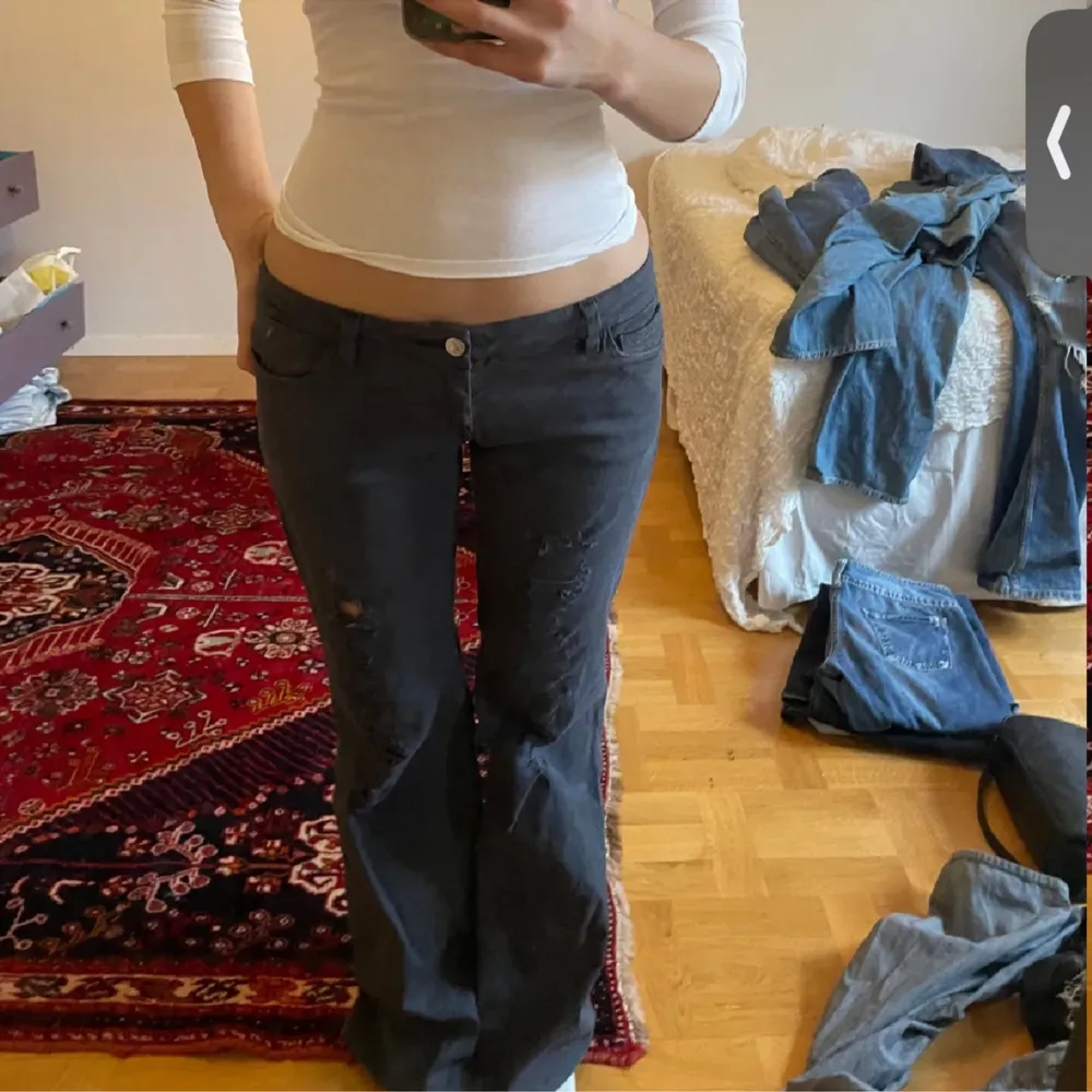 Så snygga lågmidjade jeans köpte här på plick! Midjemått:40 och innerben:78. Färgen är svart/grå lite oklart💞(lånade bilder från förra ägaren). Jeans & Byxor.