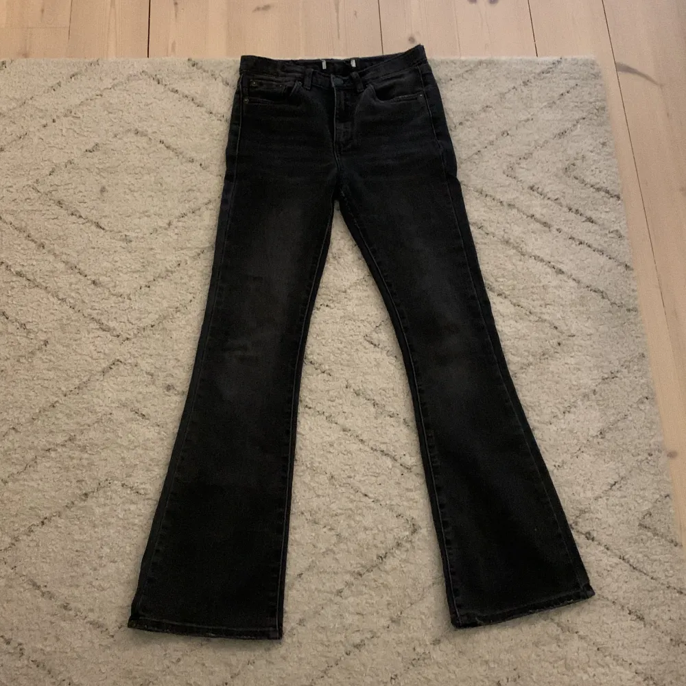 Svarta bootcut jeans från Levis. Har haft de i ett halvt år, 152 är storleken🖤skriv t mig om du är intresserad . Jeans & Byxor.