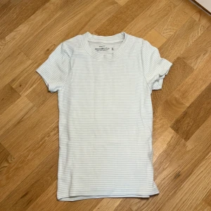 Randig T-shirt - Grön vit randig tröja, kort är med med ett väldigt bra skick. Ni får betala frakten.💗 