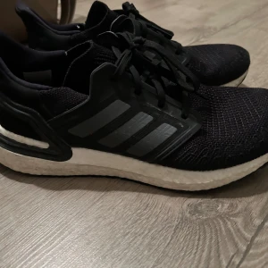 Adidas ultraboost  - Fina ultraboost i gott skick. Använde dom en stund som springskor men ingen användning för dom nu.