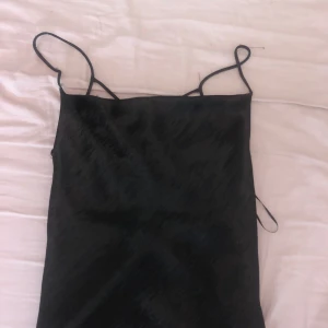 Fest topp - Super fin fest topp. Köpt på Gina för ca 1 år sedan för 400 kr. Endast använd vid tre till fyra tillfällen. Super fin i ryggen o sitter verkligen otroligt smickrande