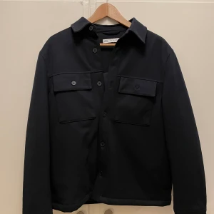 Zara overshirt - Säljer nu min zara overshirt i en mörkblå färg storlek S men passar M köpt i Spanien för 600kr mitt pris 400kr knappt använd så 10/10 kond hör av dig vid frågor eller funderingar 