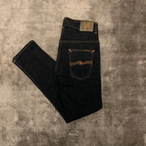 Nudie Jeans - Nudie jeans Thinn Finn | Skick: 9/10 | Strl w32 L32 | Vårt pris 349 kr | Hör av dig om du undrar något!