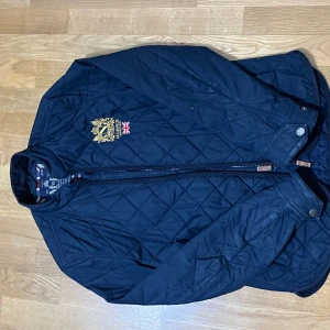 Morris jacka XS - Hyfsat bra skick ett litet hål på armen som knappt märks och ett hål i innerfickan. Använd ganska mycket nypris 2000kr