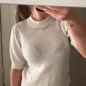Kortarmad stickad - Säljer denna super fina kortärmade tröja ifrån Only. Älskar den men använder inte den alls längre. Jätte bra skick!Skriv privat för fler bilder🩷