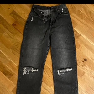 Jeans! Revor! Loose fit - Svarta jeans från Nelly! Storlek 34! Revor! Loose fit NYSKICK  Använda vid 2 tillfällen  Högmidjade  Raka ben  Perfekt skick 