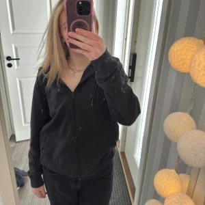 Tjocktröja - Tunnare tjocktröja. Välanvänd. Köpt för 200 säljer för 60🩷