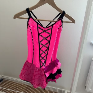 Konståkning - Konståkningsklänning i fint skick!Användes av mig i åldern ca 9-10😁  Obs. några enstaka stenar har tyvärr trillat av.