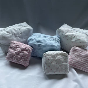 Necessärer  - Syr necessärer på beställning!🪡🌸🙌🏼 Du väljer själv vilket tyg du vill ha!!🫶🏻 Priset ligger på 150kr för en liten och 250kr för en stor.🌸