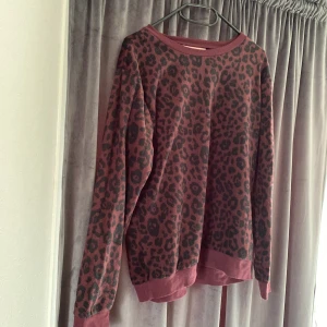 Skön fleece tröja - Bra skick använd ett fåtal gånger bara, köparen står för frakt 