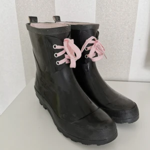 Gummistövlar  - Super söta gummistövlar, inte mycket använda. Tyget på insidan har börjat släppa lite se bild 3, går att limma dit