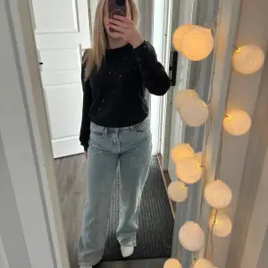 Straight high waist jeans med slits. Använda 2 gånger.  Köpt för 400 säljer för 100🩷