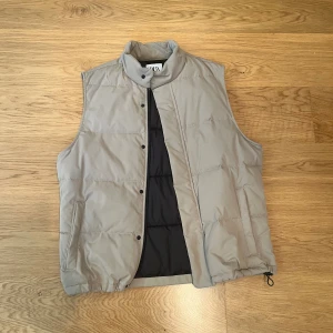 Biege väst Zara - Biege väst från Zara. Strlk M