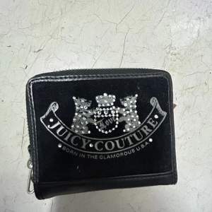Väldigt fin plånbok från Juicy Couture i svart, mycket bra skick!
