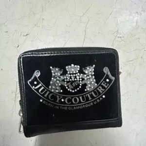 Väldigt fin plånbok från Juicy Couture i svart, mycket bra skick!