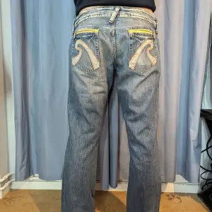 Säljer mina jätte fina vintage replay jeans för dem blivigt försmå🙌skriv gärna om du har fler frågor😊