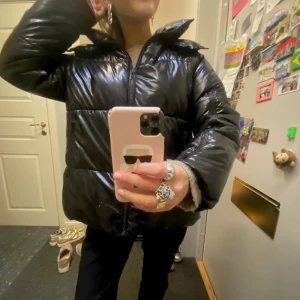 Glansig zara jacka - Superfin glansig zara jacka!! Aldrig använd då jag har en annan liknande 🩷🩷