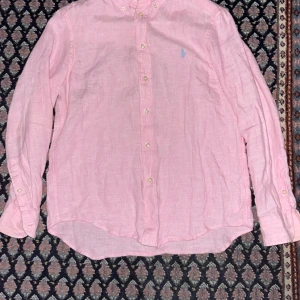 Polo ralph lauren skjorta - 10-12 år  Köpt på kidsbrandstore för 1095kr Pris går att diskutera vid snabb affär