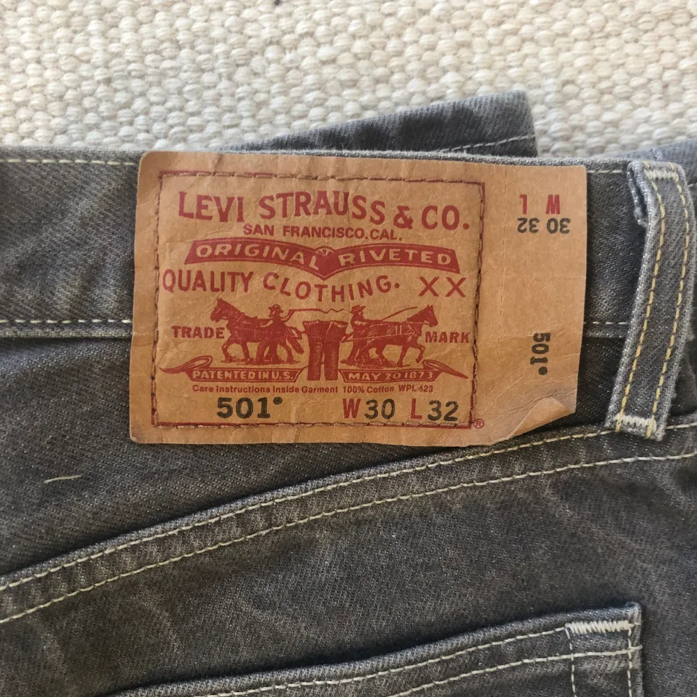 Säljer dessa Riktigt snygga gråa Levis 501, använda men i riktigt bra skick 8/10. Nypris 1099, köp för 399💫Säljes då jag har för mycket kläder tveka inte att höra av dig vid frågor✨. Jeans & Byxor.