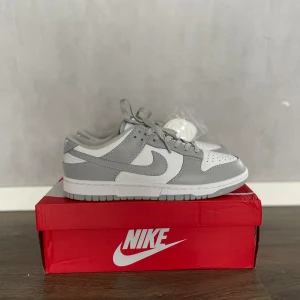 Nike Dunk White-Grey Fog - Säljer ett par nya helt Dunks White-Grey Fog! Box medföljer. Storlek 43 Hör av er om ni undrar något! Skicka erbjudanden! 