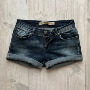 Lågmidjade jeansshorts från miss miss  - Lågmidjade uppvikta jeansshorts från Miss Miss som jag har gjort om av ett par byxor. Kan inte hitta storlek men skulle säga S eller M och tvärs över midjan är det 37 cm + stretch. Passar mig som brukar ha 36 eller 38.Fint skick. Använd gärna köp nu!