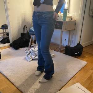 Zara jeans som är helt nya. Storlek 34 men dom är som sagt lite stretchiga. Skriv för fler frågor!😊