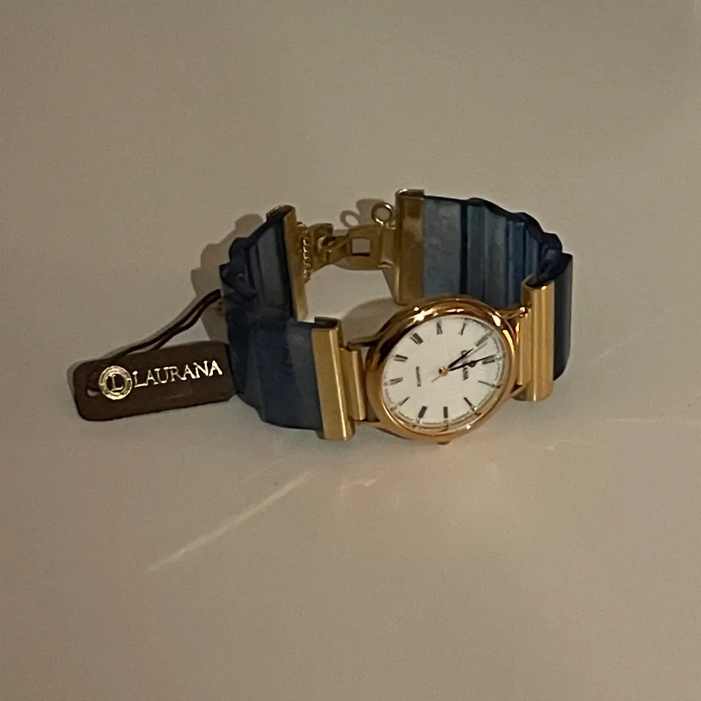 Säljer denna fina klocka! Den är tyvärr lite trasig i spännet men inget som inte går att fixa.😊. Accessoarer.