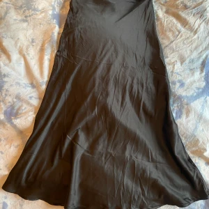 Perfekt kjol - Endast använd på ett event så i väldigt bra skick. Vadlång och funkar till mycket. Oklart vilket märke (köpte second hand) men superfin och materialet känns lyxigt
