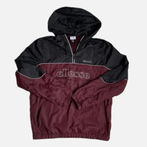 Windbreaker - Windbreaker från Ellesse i herrstrl L o fint skick 💌 Kan köpas tillsammans med tillhörande byxor i en annan annons! 300 för båda 🤝🏼