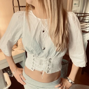 Korsett topp - cool korsett top!! Där man kan välja själv hur mkt man vill spänna åt i midjan🫶🏼 (avklippta ärmar)