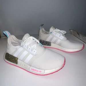 Adidas NMD R1 sneakers - Använda fåtal gånger, bra skick! Köptes för 1399.
