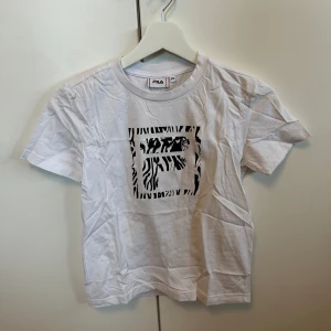 T-shirt från Fila - Helt ny t-shirt med stor logga i fram med snygg passform! Aldrig använd! 