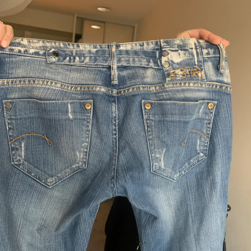 Säljer mina fina G-strar jeans då dom tyvärr inte kommer till användning längre. Midjemått: 38cm rakt över Innerbenslängd: 79 Bredd vid forändan: 20 Skriv för fler bilder. Jeans & Byxor.