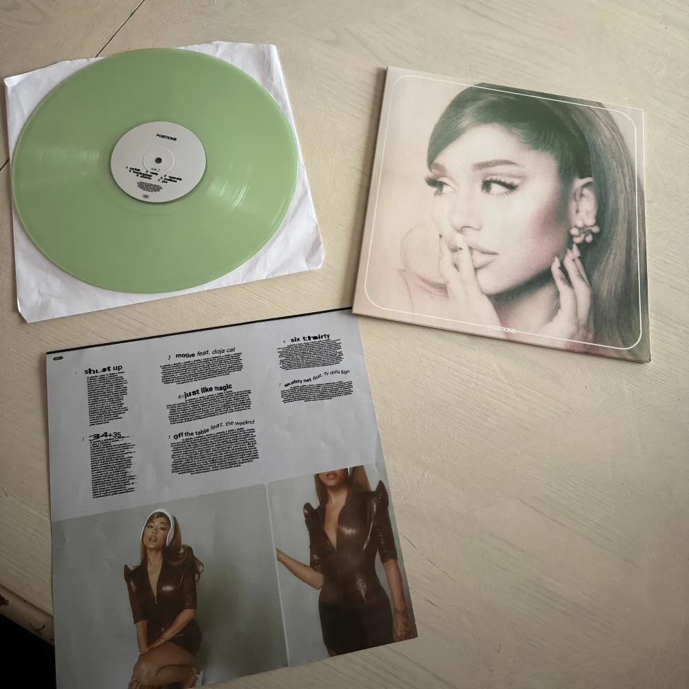 Ariana grande vinyl från albumet Positions! Köpt 2021, frakten är på köparens bekostnad!. Övrigt.