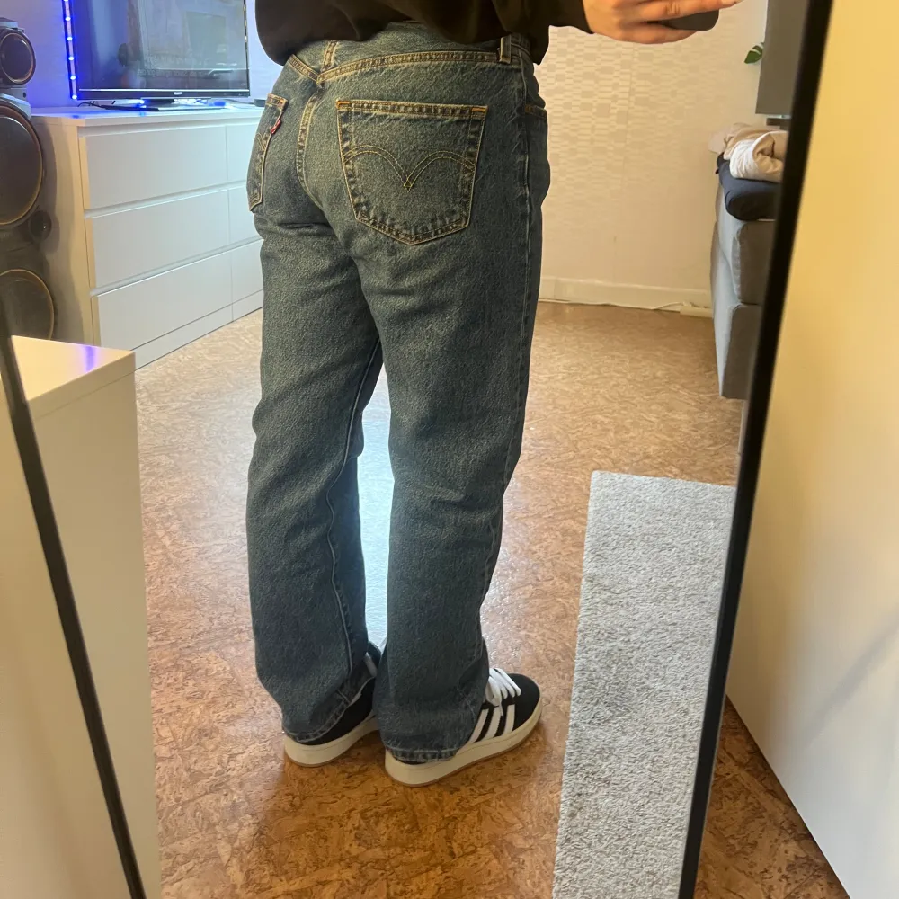 Jeans från Levi’s. Lite osäker på storlek och modell då lappen i inte är kvar men jag är en S normalt och skulle säga att dom sitter som en L på mig. Inte använda mer än 2 gånger. Jag är 162cm. Jeans & Byxor.