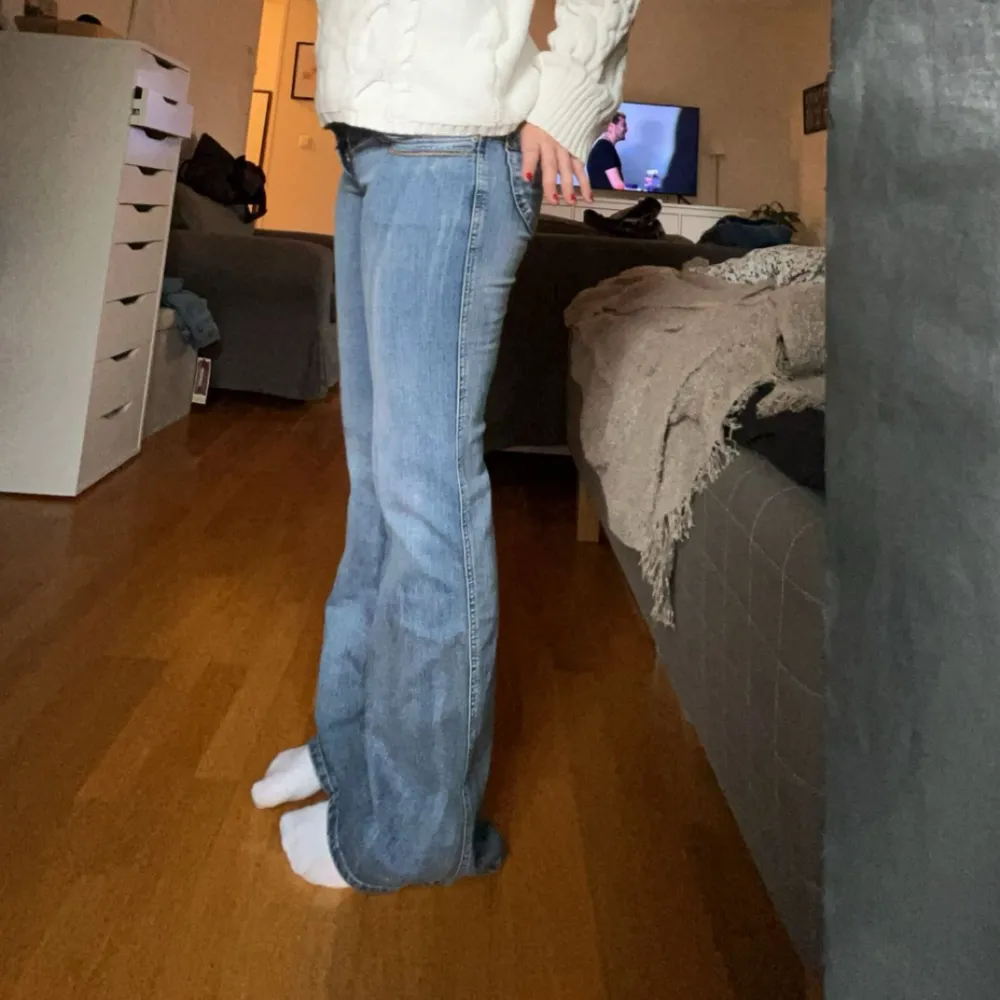 utsvängda lågmidjade jeans! helt nya💕 midjemått: ca 34-38 ( strech i midja )  innerbenslängd: ca 81. Jeans & Byxor.