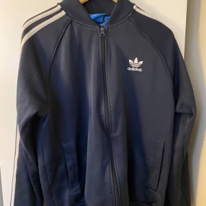 Adidas originals tröja - Adidas original beckenbauer track top. Strl L som jag säljer för den inye kommer till användning längre. Hör av er vid fler frågor eller om ni vill ha mera bilder. Kan även tänka mig byta samt priset går att diskutera. 