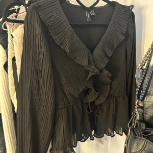 Blus - Säljer en fin blus från vero moda som är bara några få gånger använd! Köpt ganska nyligen!