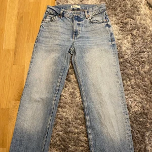 Gina Tricot Jeans - Snygga, lågmidjade jeans från gina tricot i storlek 32 ❤️ Jag är 165cm lång och de är lagom i längden. Sparsamt använda, bra skick. ❤️