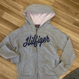 Tommy hilfiger zip up - Nyskick, storlek 152 men skulle säga passar perfekt till både xs och s❣️ tryck gärna köp nu💕