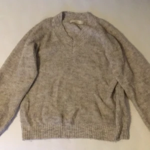 Stickad tröja - Grå beige stickad tröja från Ellos. Nyskick, skriv för mer bilder. Är i S men passar även M. Kan frakta om köparen står för frakten. 