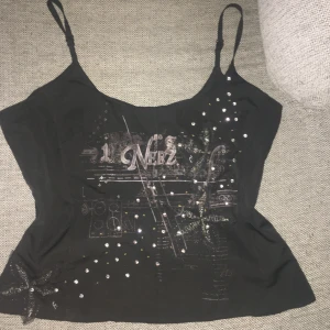 Topp - Jättefint linne som tyvärr är för stort för mig😩 Några paljetter har åkt av men ingenting man tänker på och axelbanden är justerbara. Det finns en dragkedja vid sidan (bild 2)💗(Ompublicering av gammal annons)