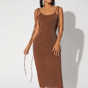 Brun klänning - En jätte fin brun glittrig klänning som aldrig är använd, den andra bilderna visar bara hur klänningen ser ut bakifrån men den jag säljer är brun. Den är super stretchig så passar flera storlekar🤍