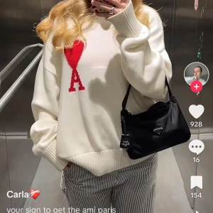 Ami paris sweater - Säljer min så galet fina tröja från Ami paris! Nypris ca 4200, mitt pris 2000💘 tröjan är sparsamt använd så väldigt gott skick! Storlek M💕